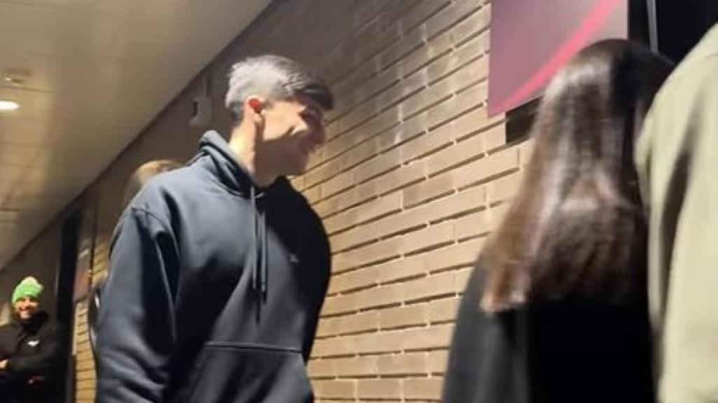 Pedri y Ferran llegan agarrados de la mano de dos chicas al Premier Padel Tour