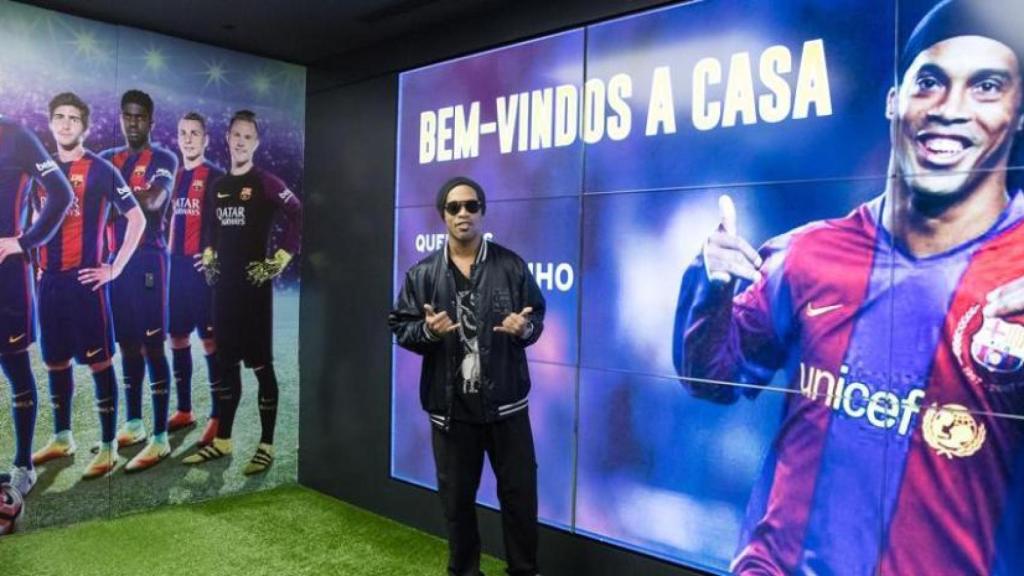 Ronaldinho en la oficina comercial de Barça en Hong Kong
