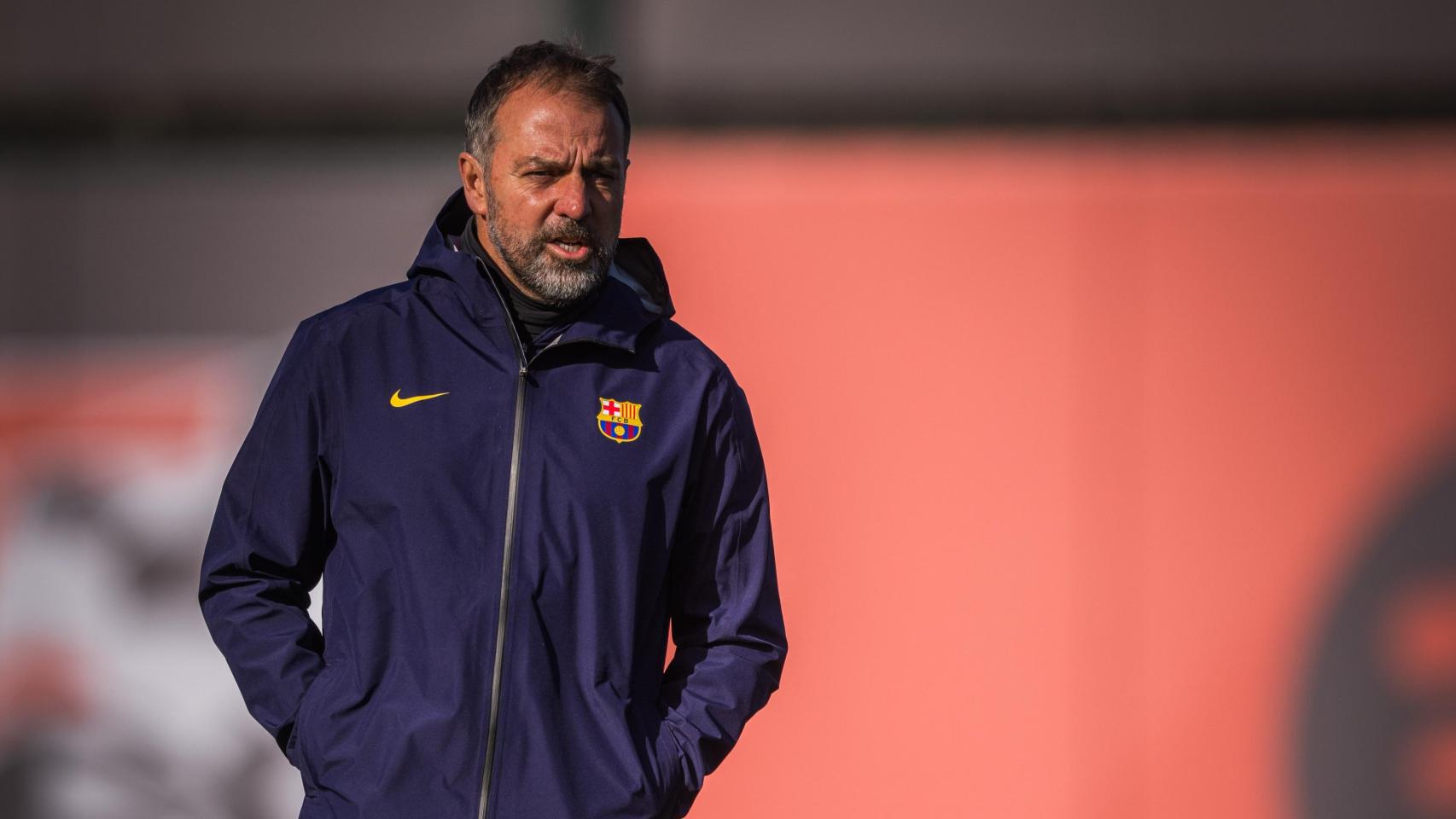 Hansi Flick dirige el entrenamiento del Barça antes de viajar a Guadalajara