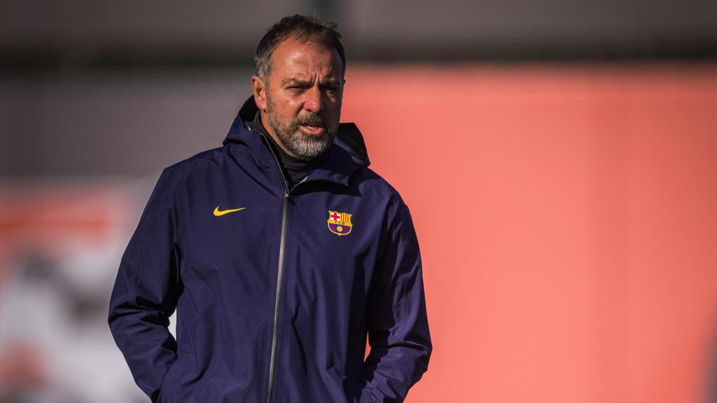 Hansi Flick dirige el entrenamiento del Barça antes de viajar a Guadalajara