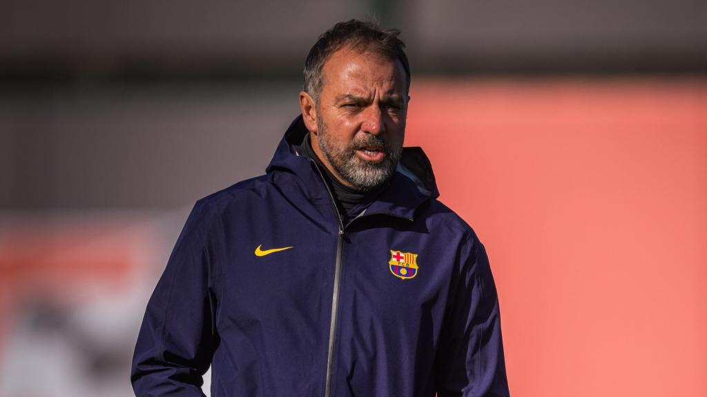 Hansi Flick dirige el entrenamiento del Barça antes de viajar a Guadalajara