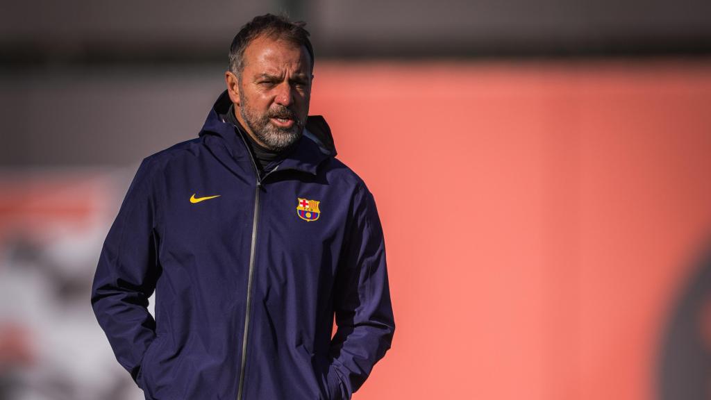 Hansi Flick dirige el entrenamiento del Barça antes de viajar a Guadalajara