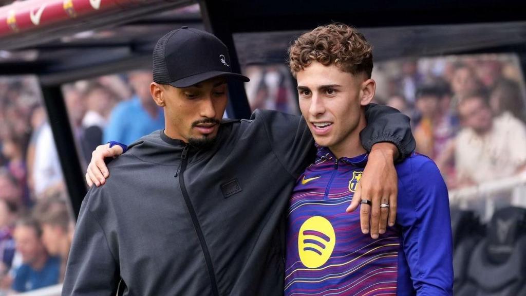 Raphinha y Fermín López en el banquillo del Barça