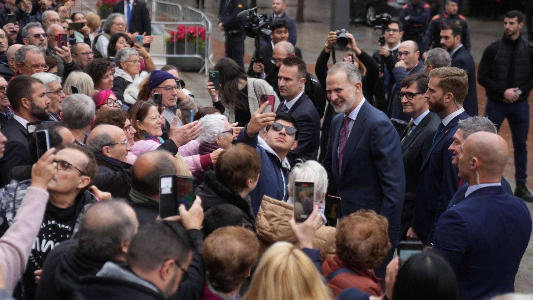 El Rey Felipe VI, junto con el 'president' Salvador Illa, saludan a varias personas a su llegada al Ayuntamiento de L'Hospitalet de Llobregat, a 15 de diciembre de 2025