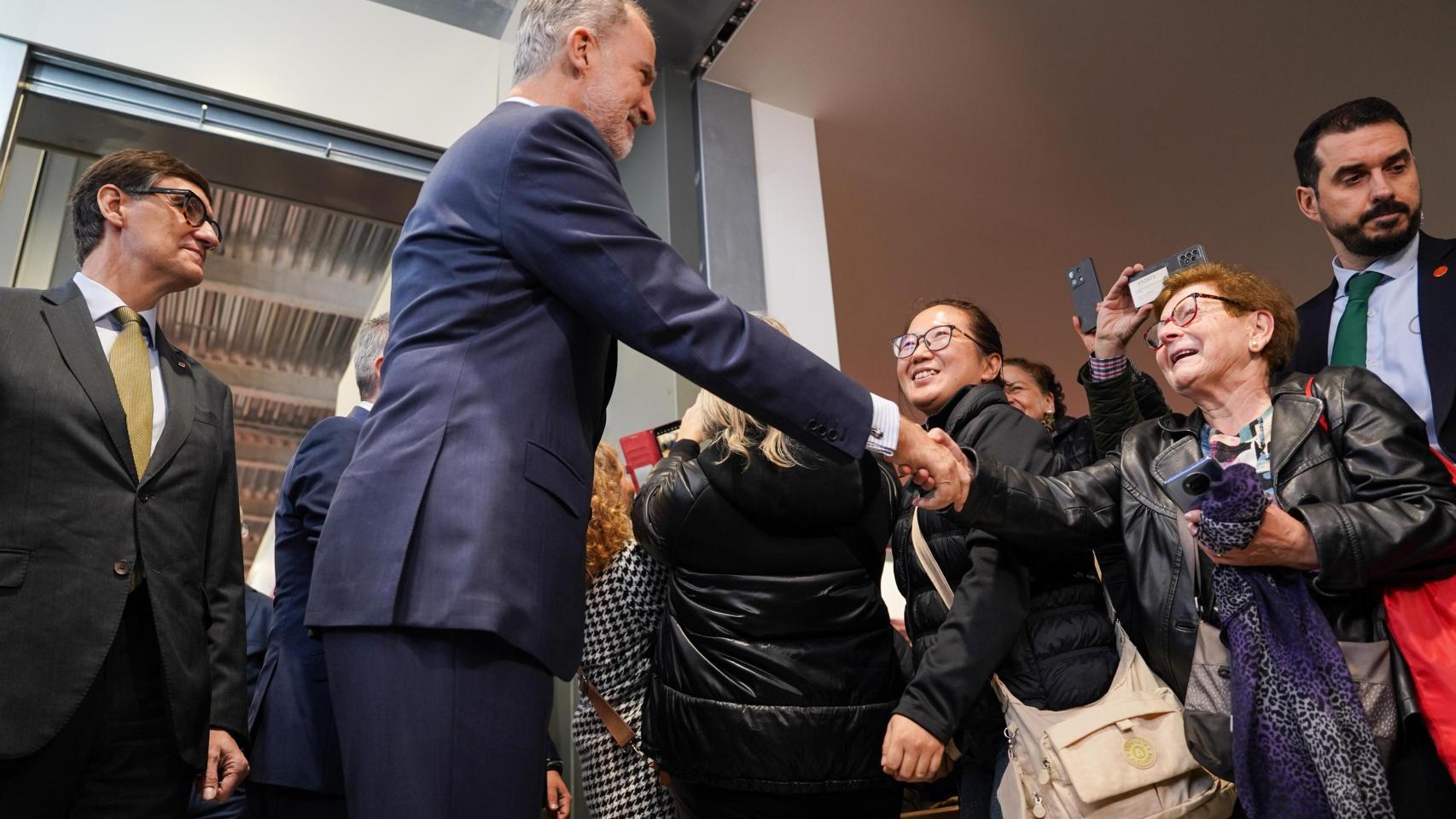 El 'president' Salvador Illa y el rey Felipe VI saludan a vecinos de L'Hospitalet de Llobregat