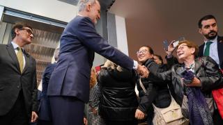 El 'president' Salvador Illa y el rey Felipe VI saludan a vecinos de L'Hospitalet de Llobregat