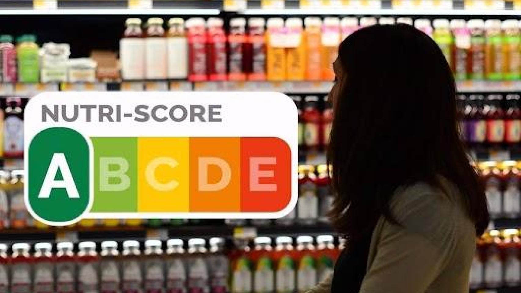 Etiqueta nutricional sobre la foto de una chica en un supermercado