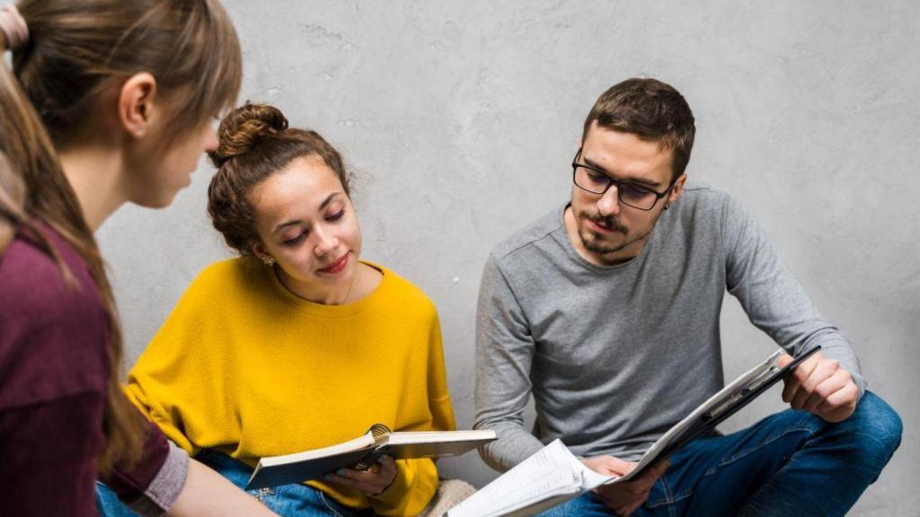 El empleo juvenil sigue desalineado del mercado, según Asempleo: el 30% acaba en comercio y hostelería