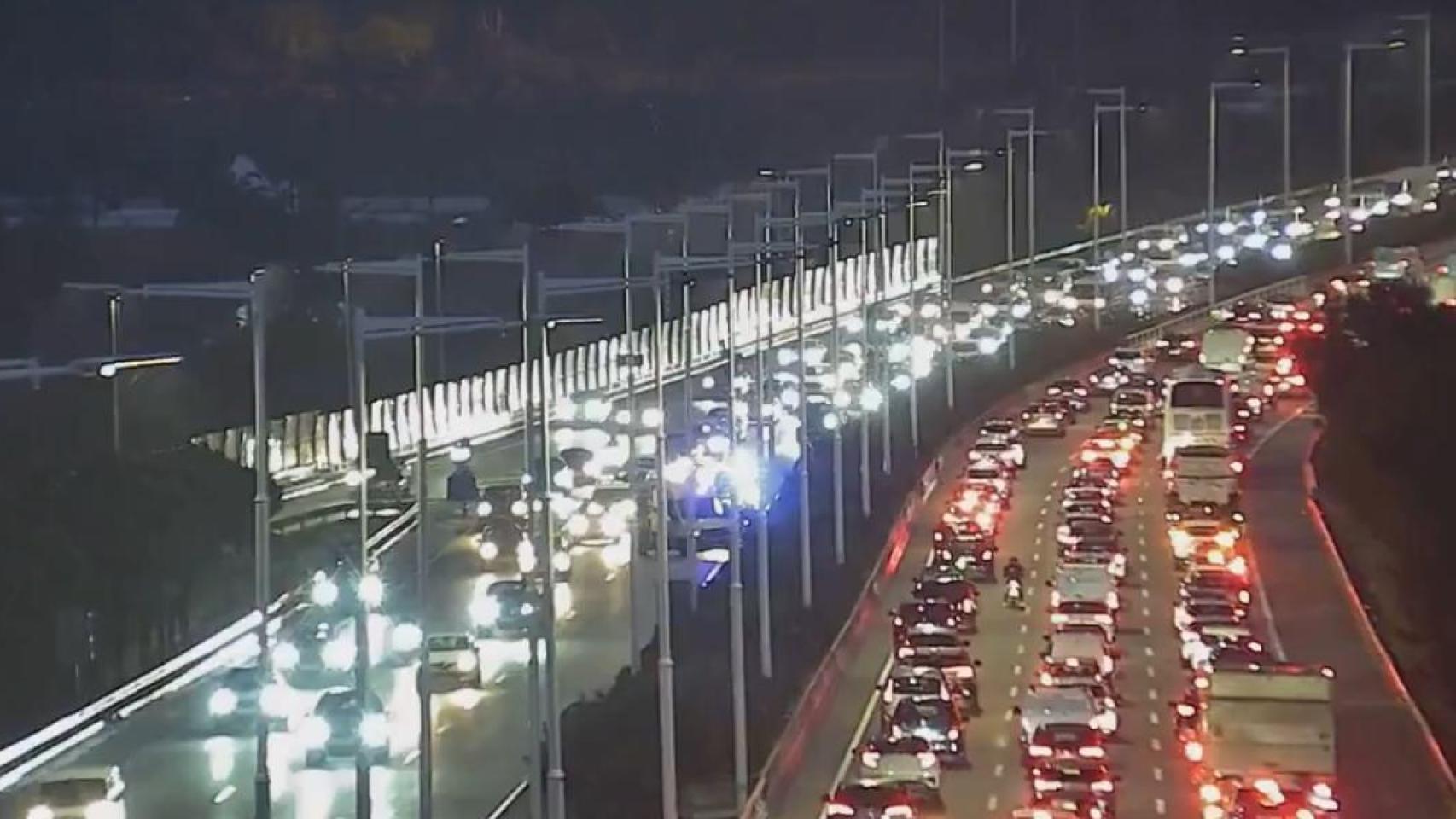 Atasco en la C-32 por un accidente este lunes