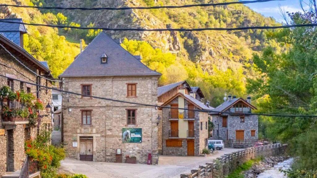 Las casas junto al río en Isil