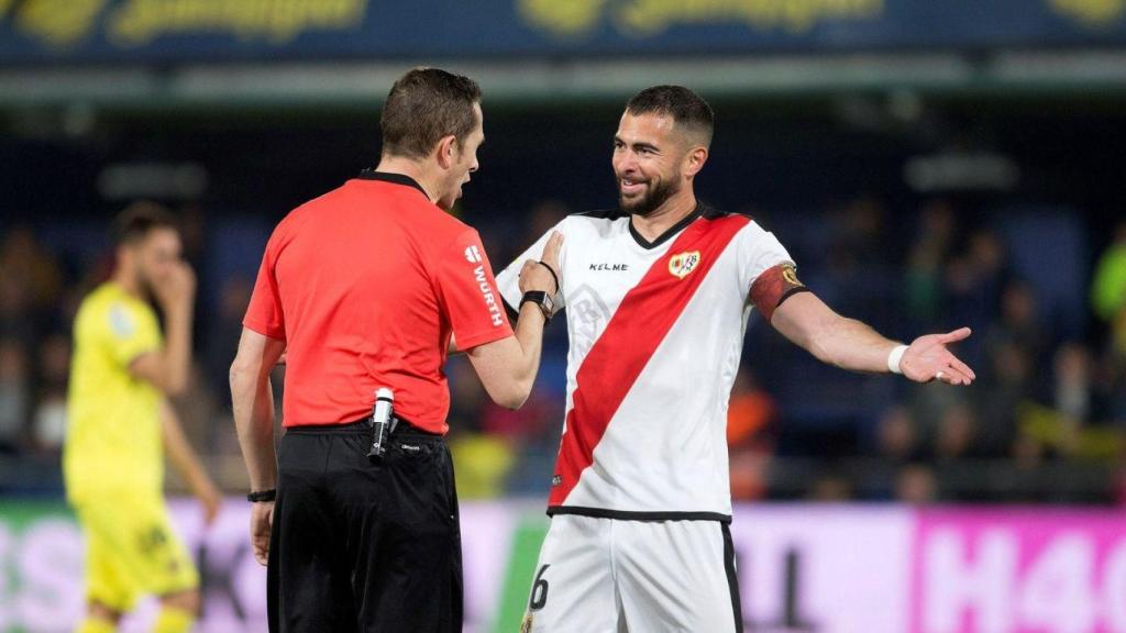 Jordi Amat, en su etapa como jugador del Rayo Vallecano, recibiendo una regañina del colegiado Alberola Rojas