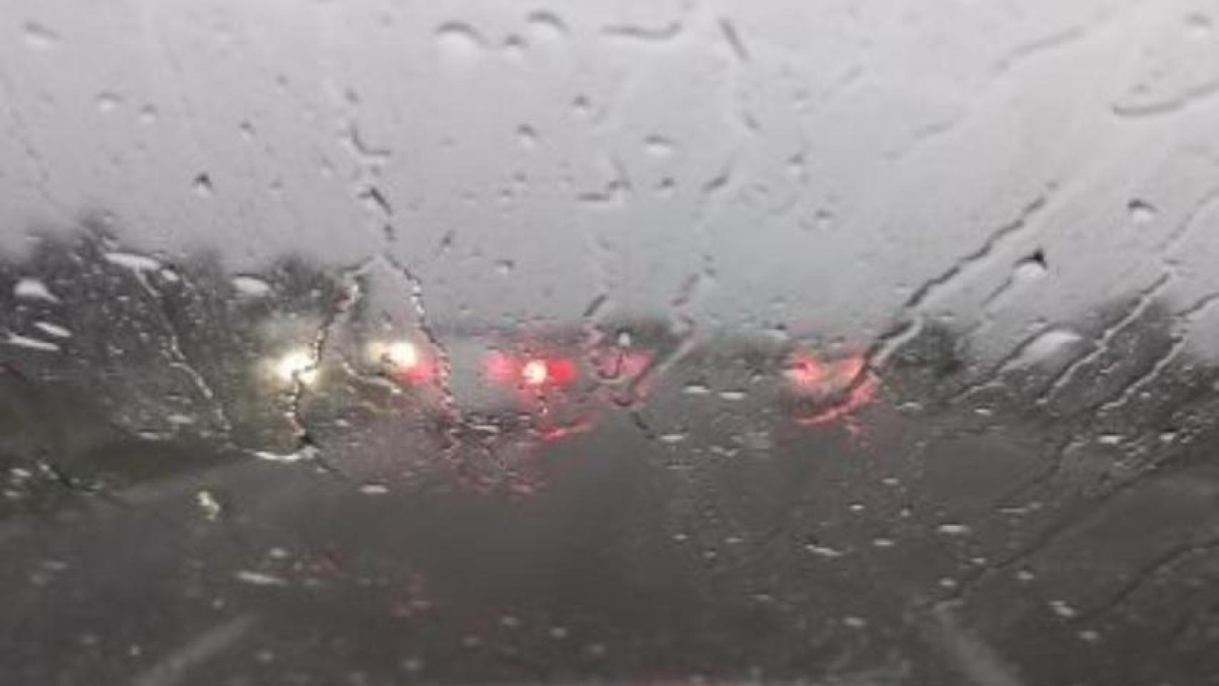 Un temporal de lluvia desde un coche