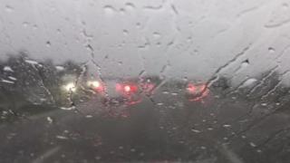 Un temporal de lluvia desde un coche