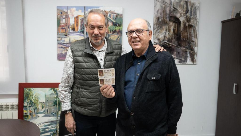 L'alcalde Francesc Lluch i Joan Forn amb el dècim