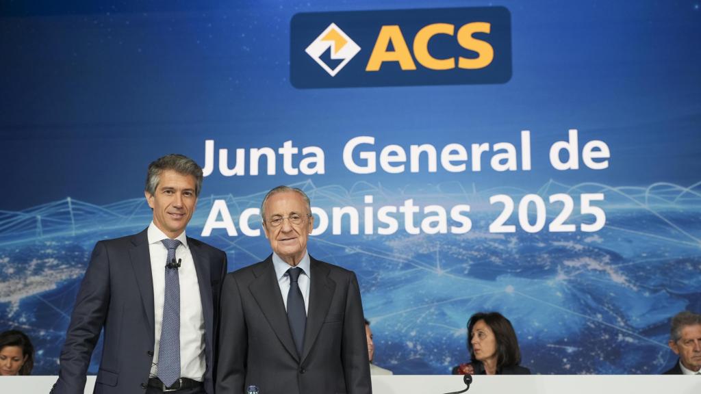 El presidente de ACS, Florentino Pérez (dcha.), junto al consejero delegado, Juan Santamaría / ACS