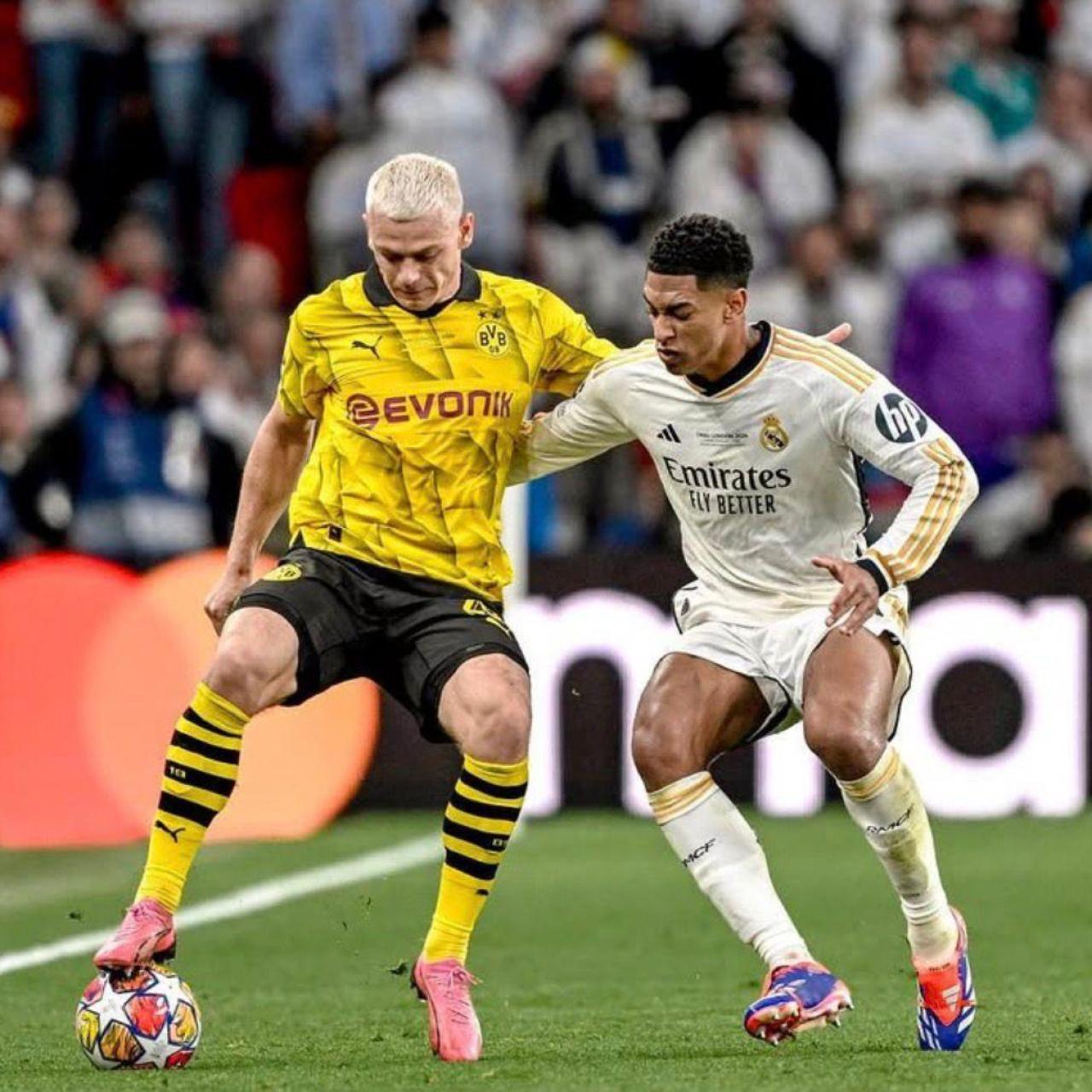 Julian Ryerson lluita amb Jude Bellingham a la Champions League