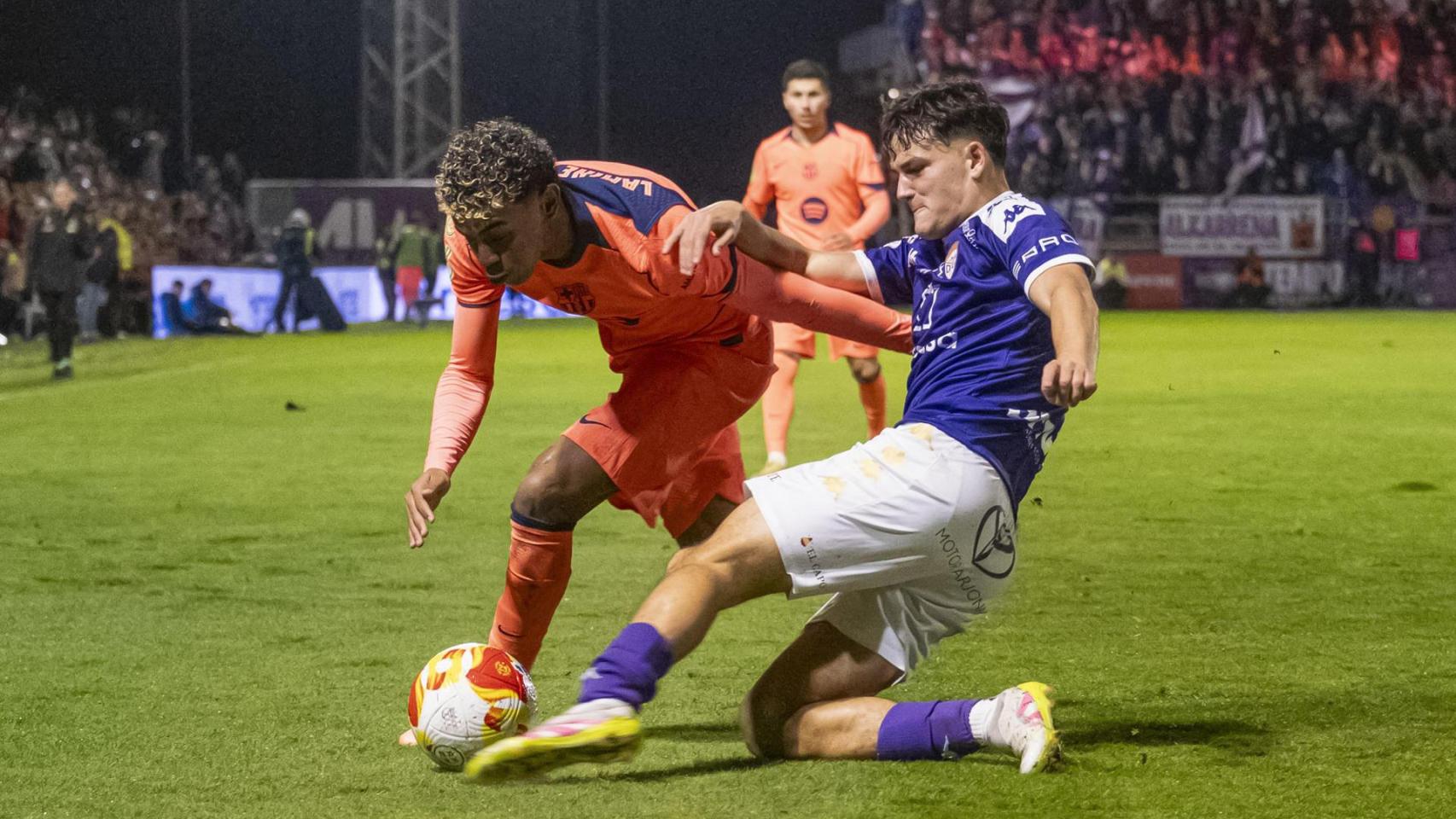 Lamine Yamal intenta regatear a un jugador del Guadalajara