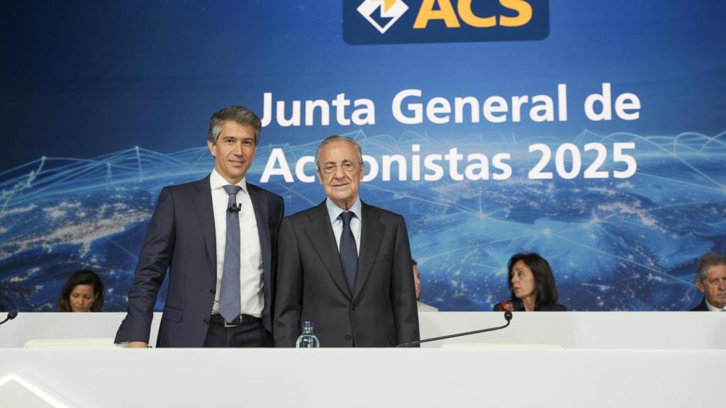 El presidente de ACS, Florentino Pérez (dcha.), junto al consejero delegado, Juan Santamaría / ACS