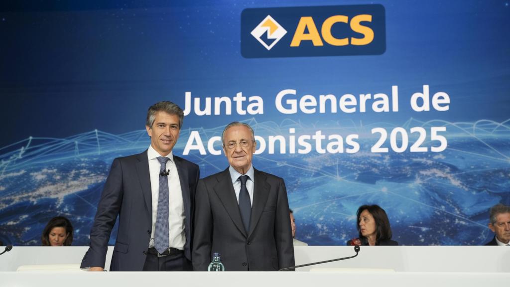 El presidente de ACS, Florentino Pérez (dcha.), junto al consejero delegado, Juan Santamaría / ACS
