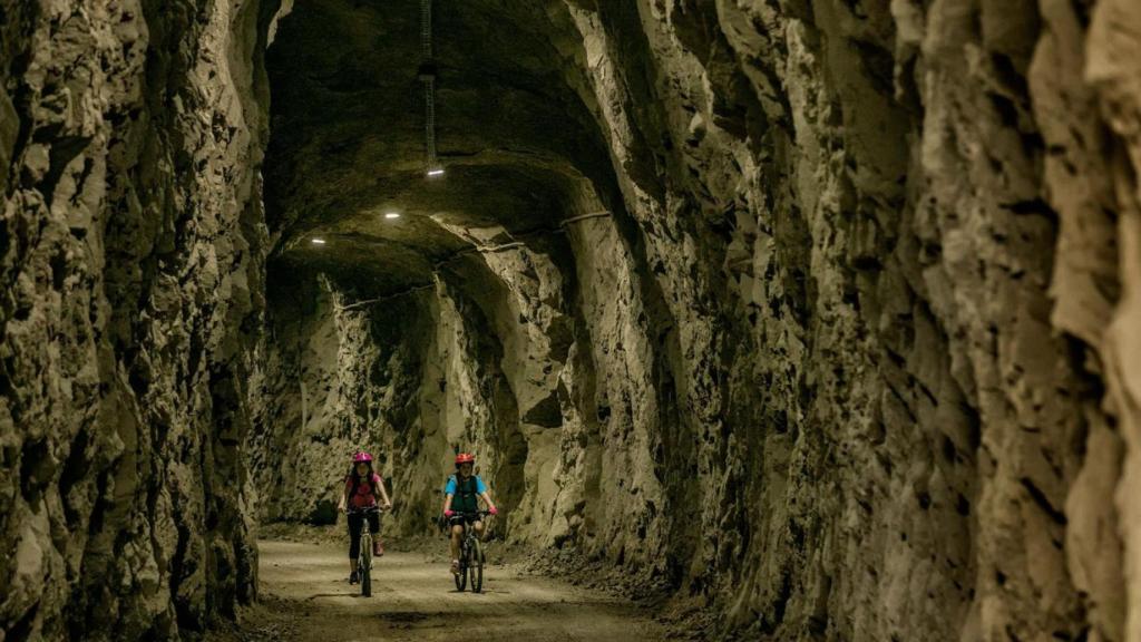 Ciclistas por un túnel