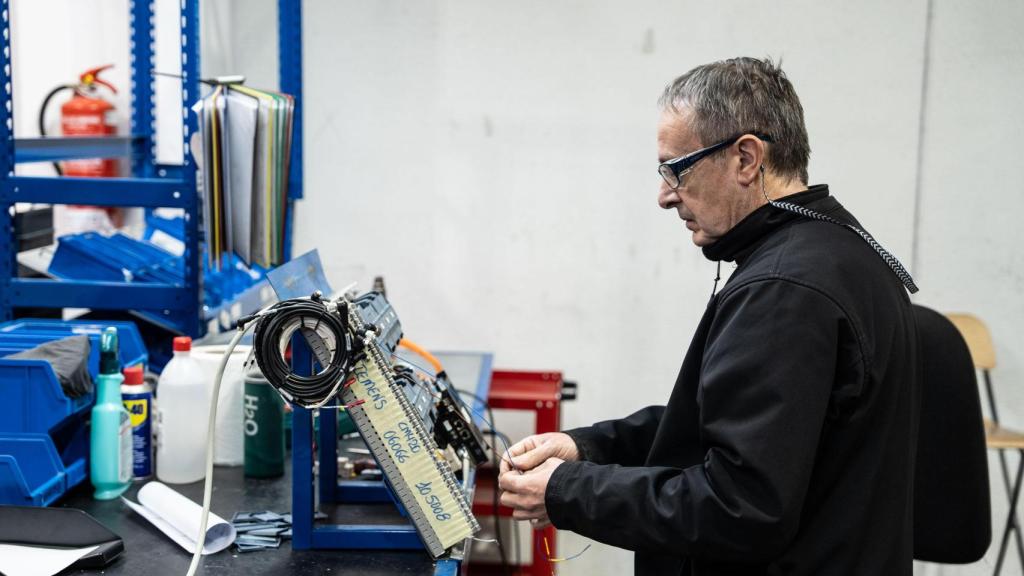 Un hombre trabajando en Kivnon