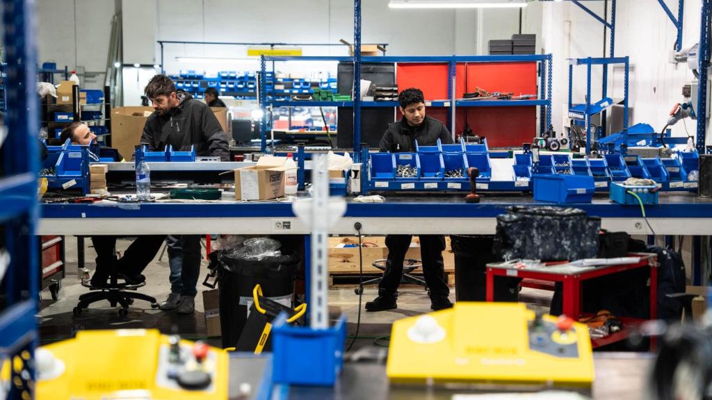 Trabajadores de la empresa Kivnon durante su jornada