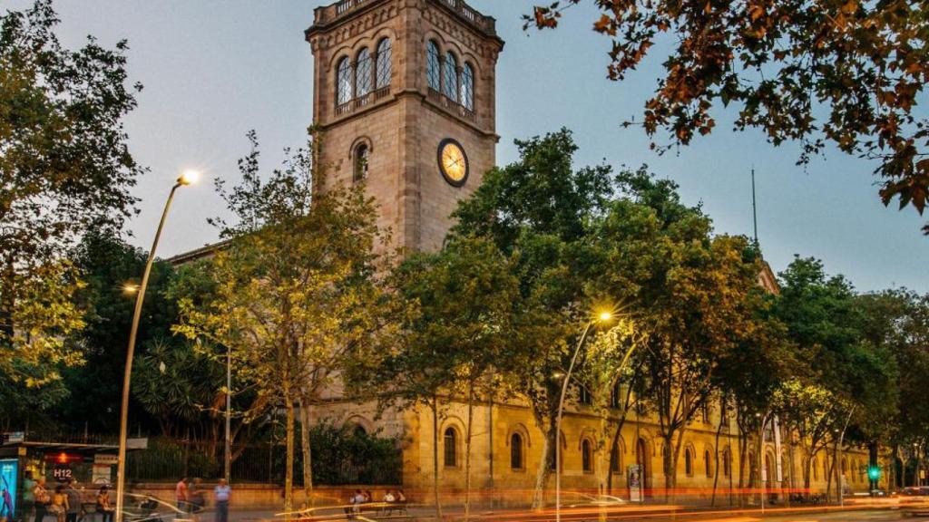 Imagen de la fachada de la UB