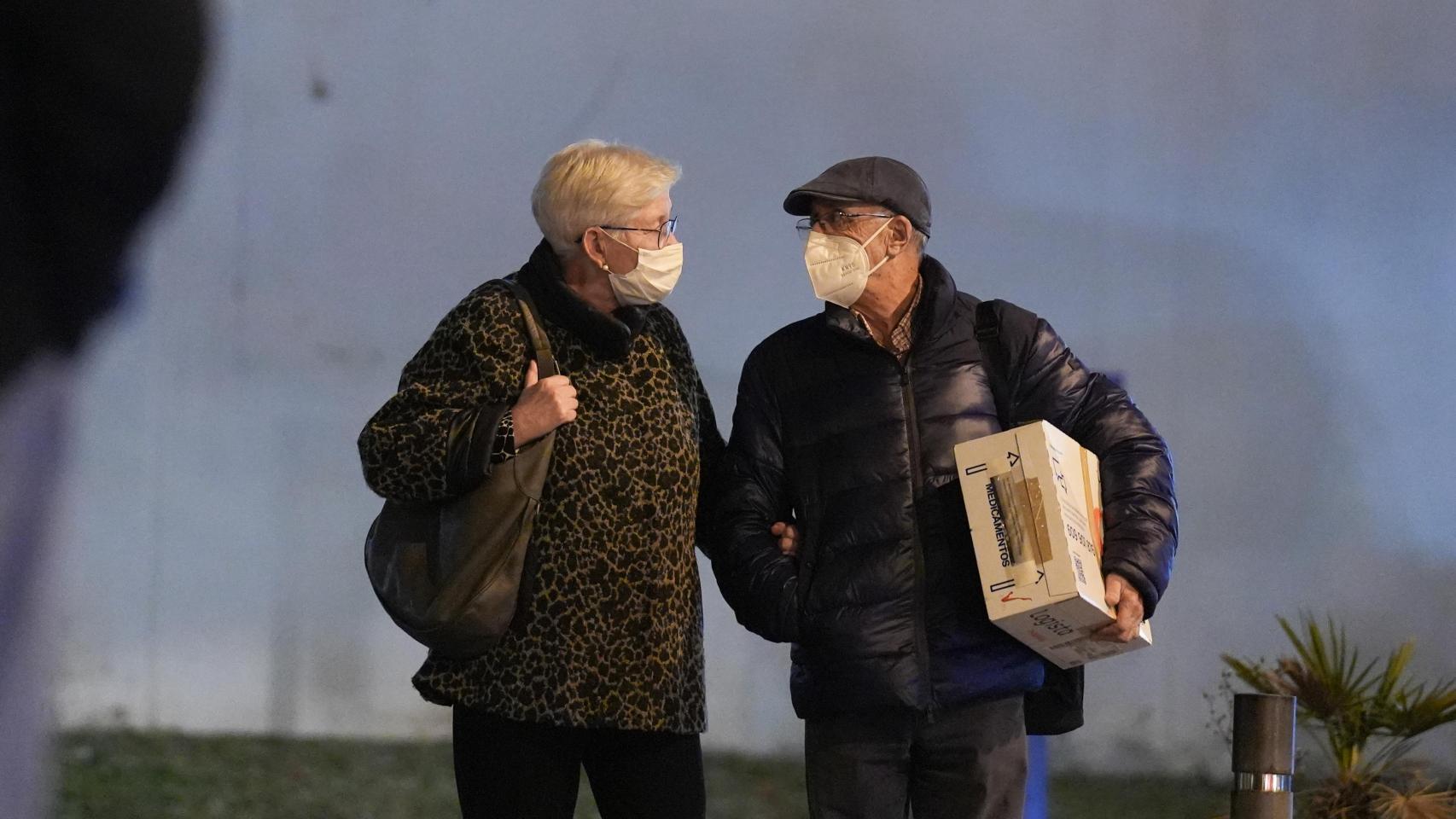 Dos personas mayores, con mascarillas de alta protección