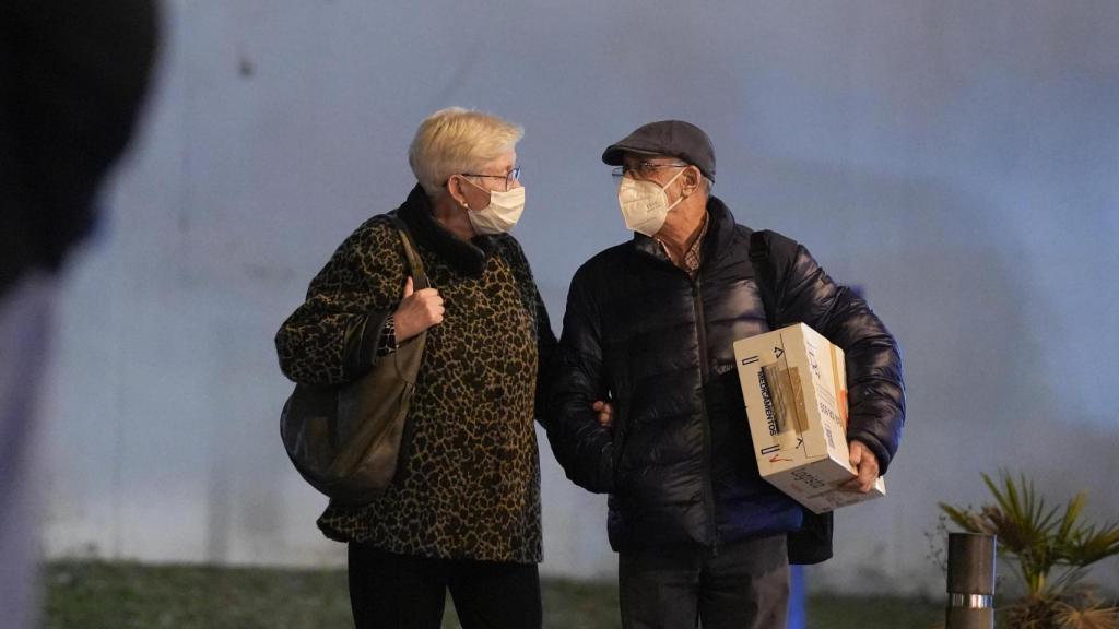 Dos personas mayores, con mascarillas de alta protección