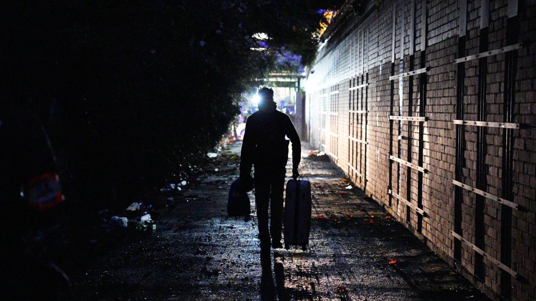 Un ocupante del antiguo instituto B9 abandona las instalaciones durante el desalojo de este miércoles, 17 de diciembre