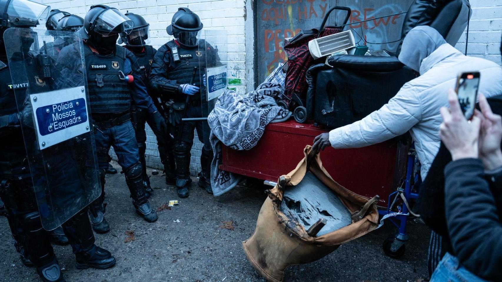 Los efectivos de los Mossos d'Esquadra durante el desalojo del B9 en Badalona