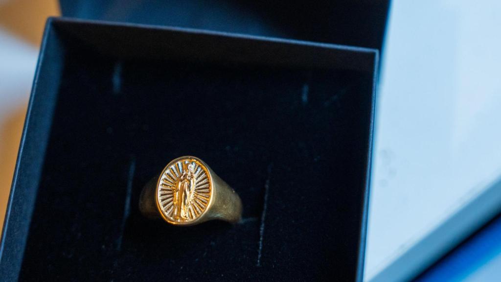 Un anillo de Gold Dealers