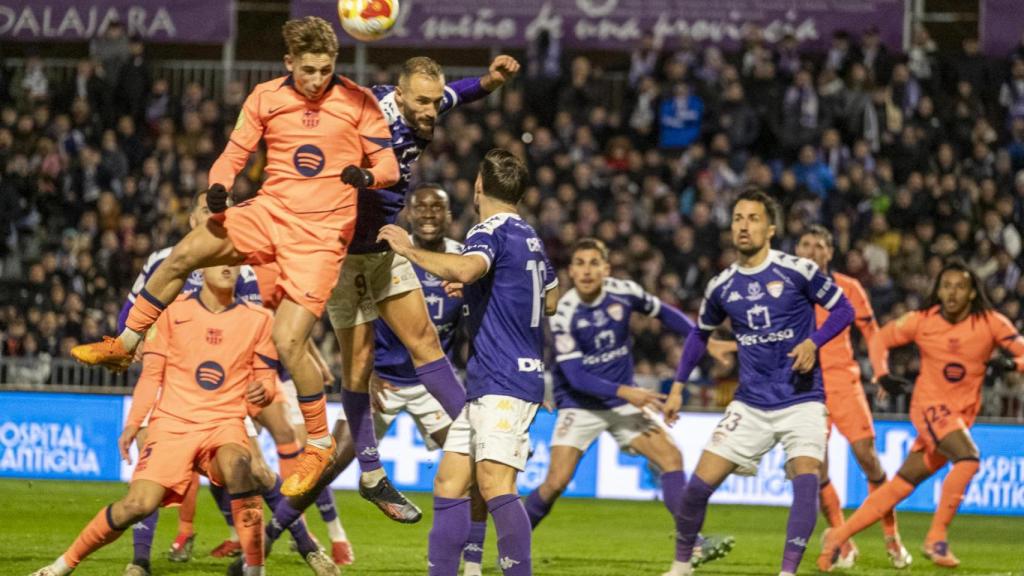 Fermín intenta rematar de cap davant el Guadalajara