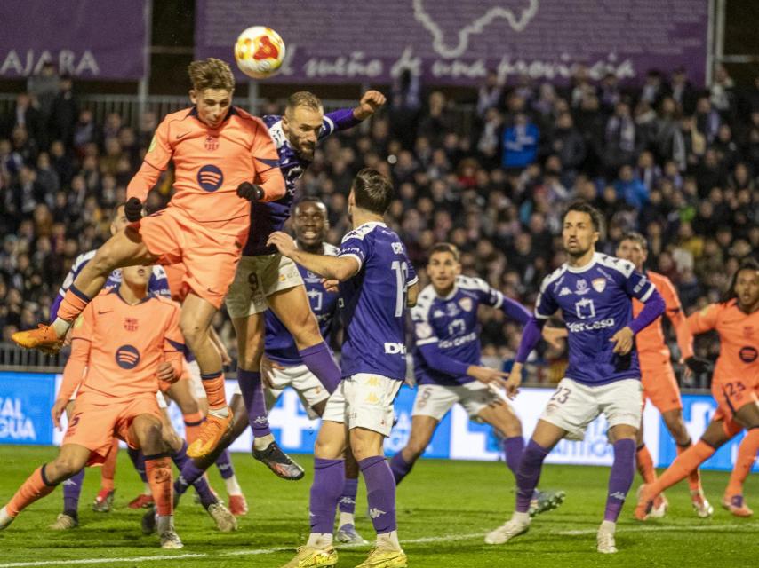 Fermín intenta rematar de cap davant el Guadalajara