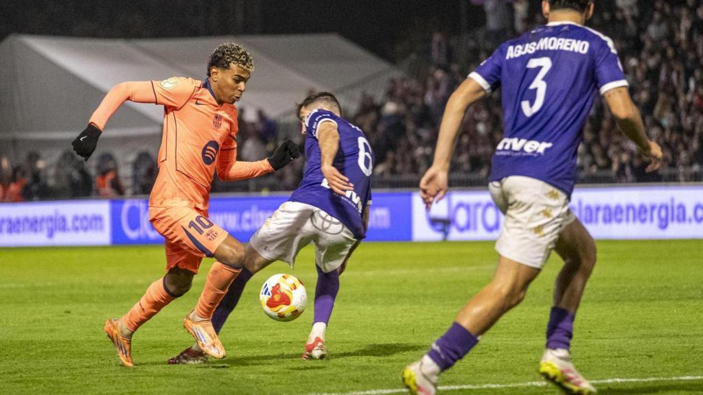 Lamine Yamal intenta regatear a dos futbolistas del Guadalajara