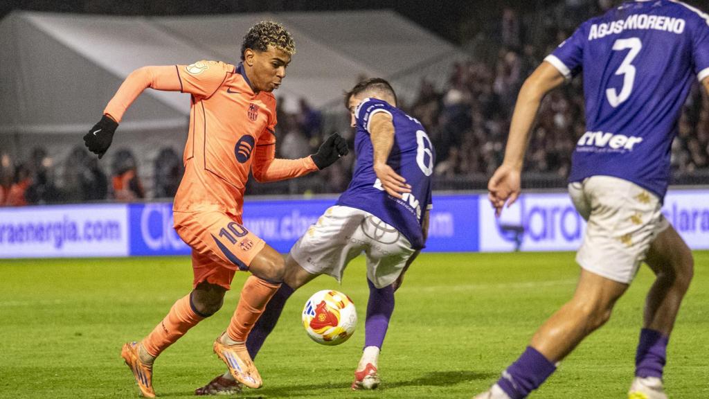 Lamine Yamal intenta regatear a dos futbolistas del Guadalajara