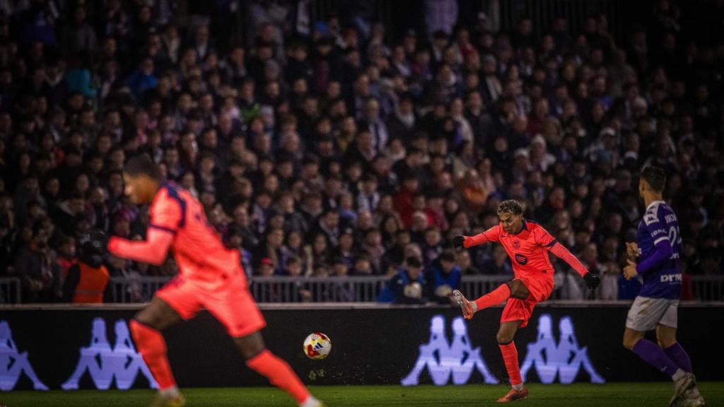 Lamine Yamal intenta un pase con el exterior ante el Guadalajara