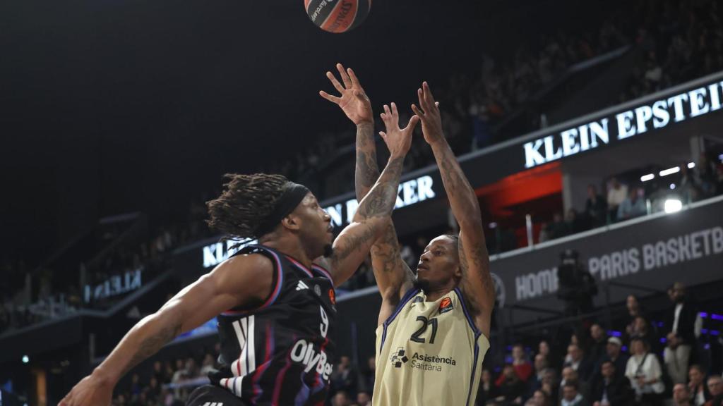 Will Clyburn, jugador del Barça de basket, intenta un triple ante París