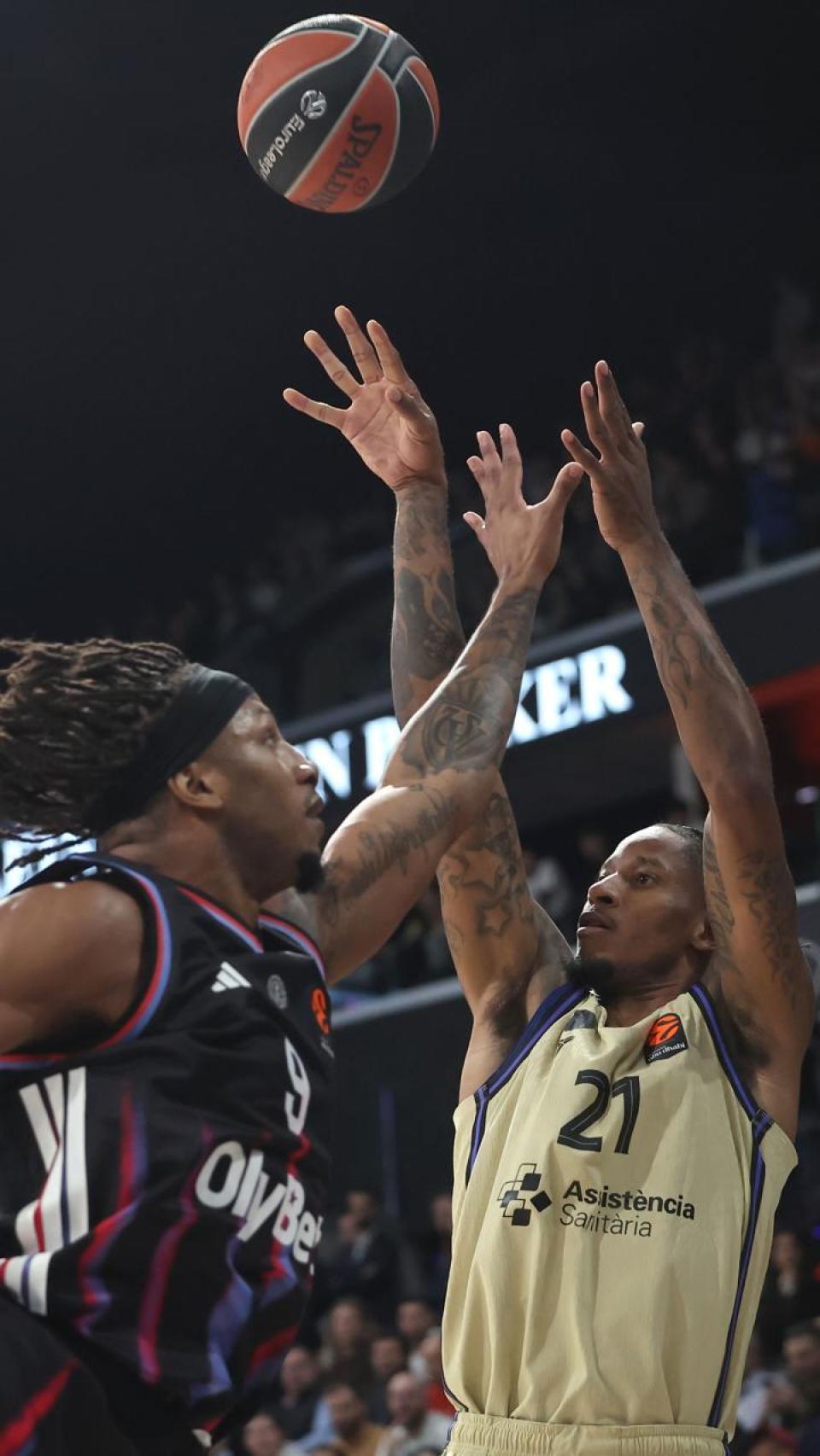 Will Clyburn, jugador del Barça de bàsquet, intenta un triple davant París