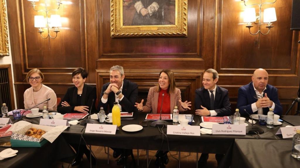 La decana del ICAB, Cristina Vallejo, junto a varios miembros de su Junta de Gobierno