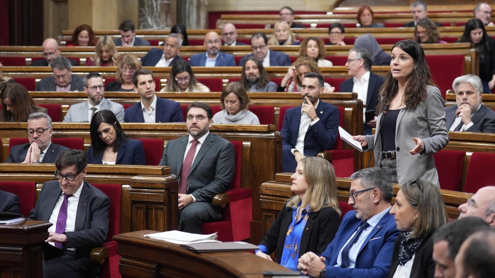 La diputada de Junts Mónica Sales interviene durante una sesión de control al Govern, en el Parlament de Cataluña