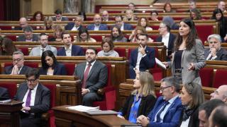 La diputada de Junts Mónica Sales interviene durante una sesión de control al Govern, en el Parlament de Cataluña