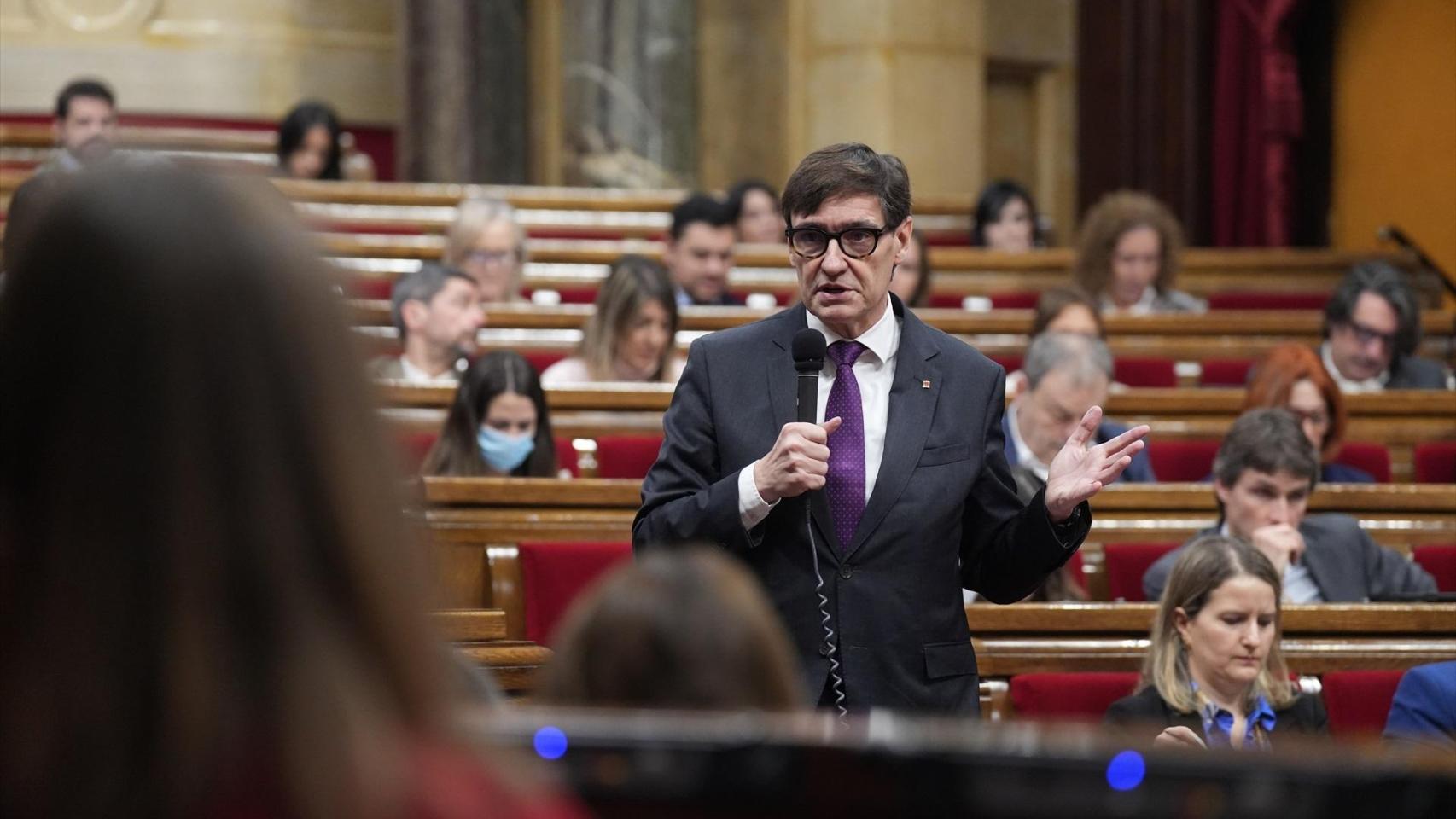 El presidente de la Generalitat, Salvador Illa, interviene durante una sesión de control al Govern en el Parlament