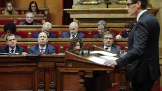 El 'conseller' de Agricultura, Òscar Ordeig, atiende al presidente de la Generalitat, Salvador Illa, en el Parlament durante la comparecencia por el brote de peste porcina africana