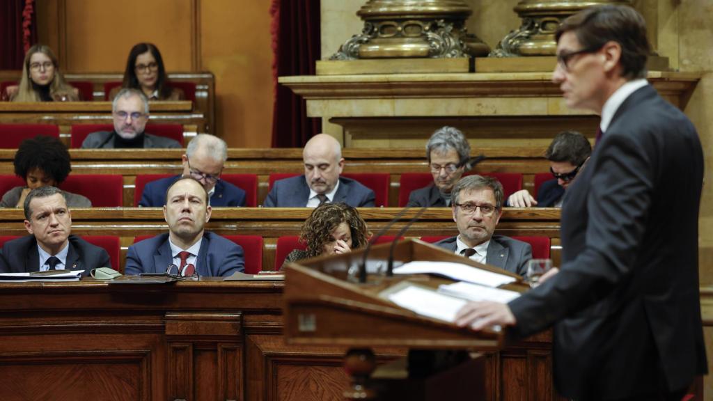El 'conseller' de Agricultura, Òscar Ordeig, atiende al presidente de la Generalitat, Salvador Illa, en el Parlament durante la comparecencia por el brote de peste porcina africana