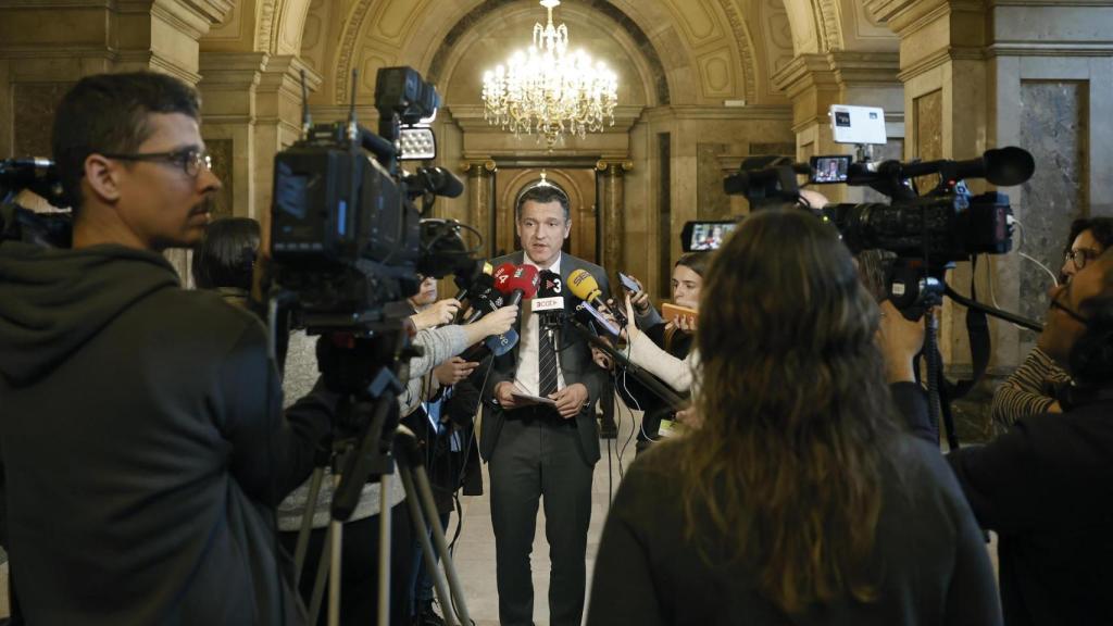 El conseller d'Agricultura, Òscar Ordeig, atén els mitjans als passadissos del Parlament