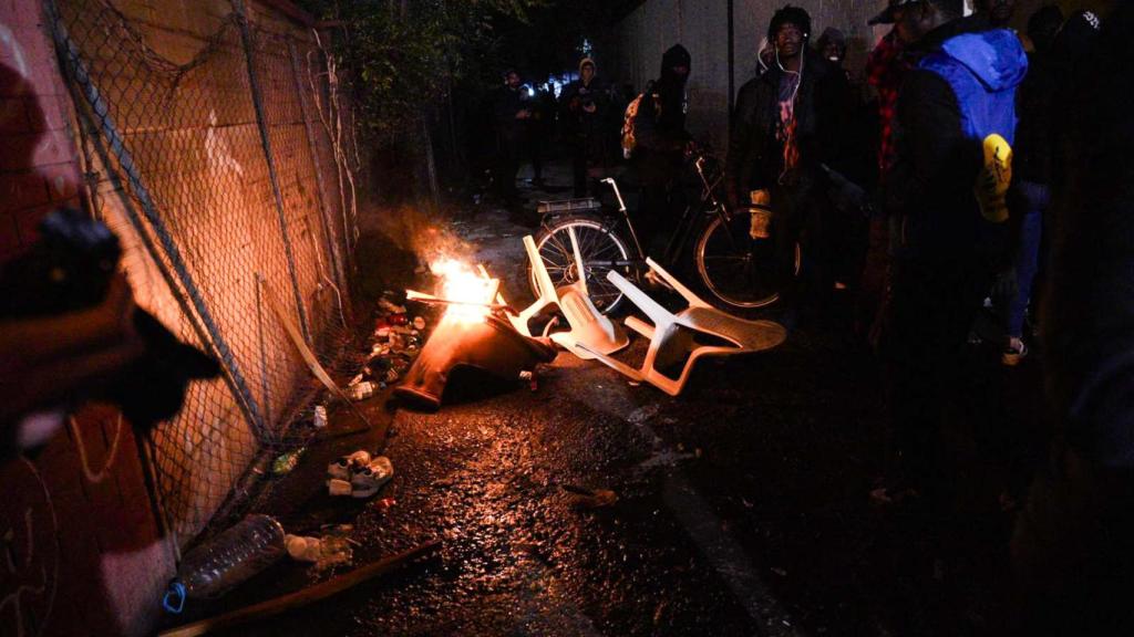 Un instante de la desokupación del instituto B9 de Badalona