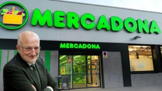 Juan Roig, el empresario y dueño de Mercadona, frente a uno de sus establecimientos