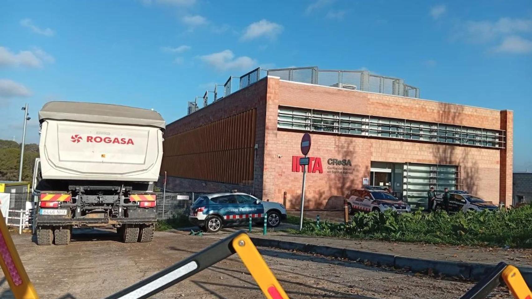 Camión de las obras de Rogasa en el laboratorio IRTA-CReSA