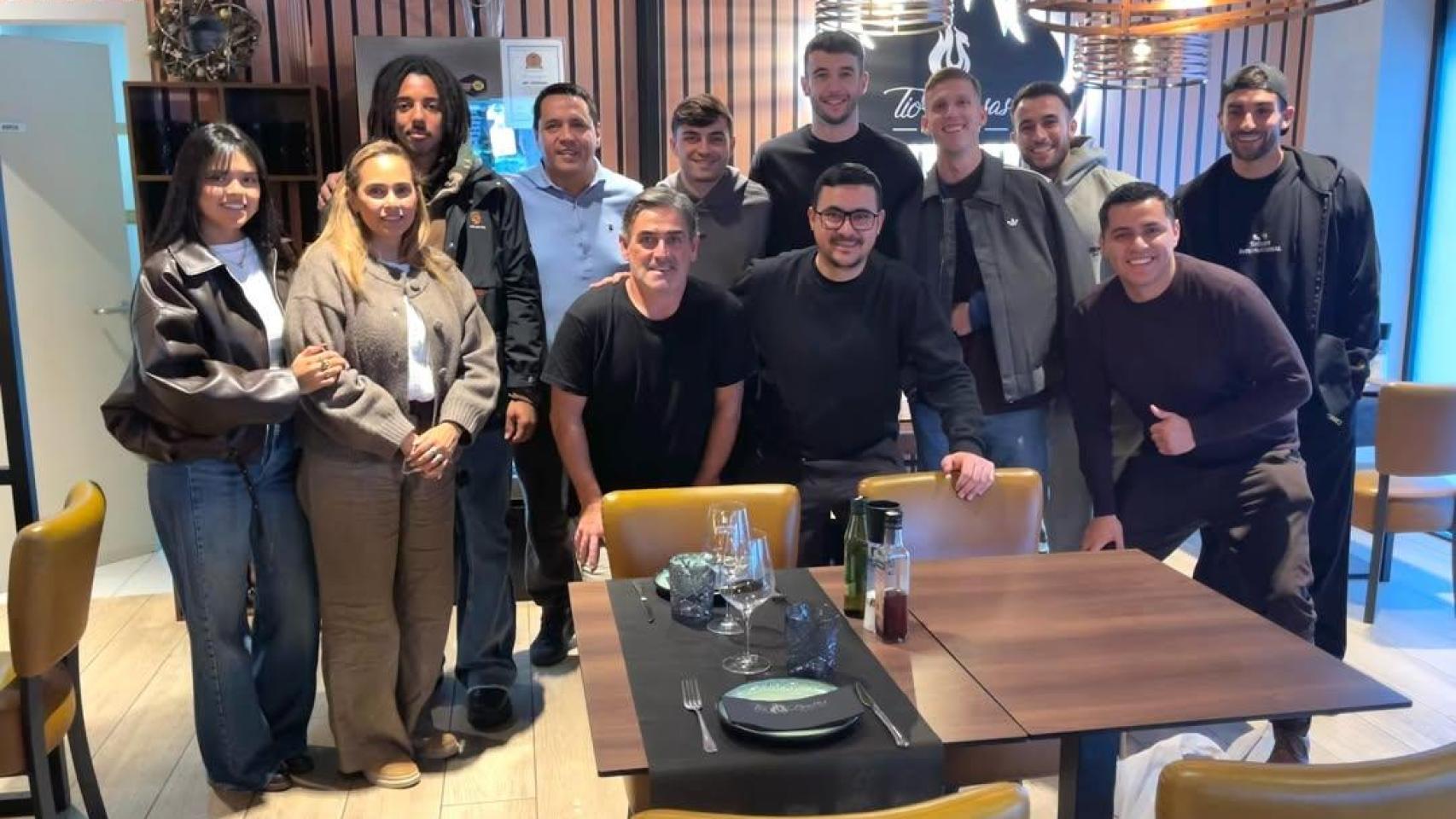 Dani Olmo, Jules Koundé, Pedri, Ferran Torres, Éric García y Joan García comen en el Tío Brasas de Castelldefels